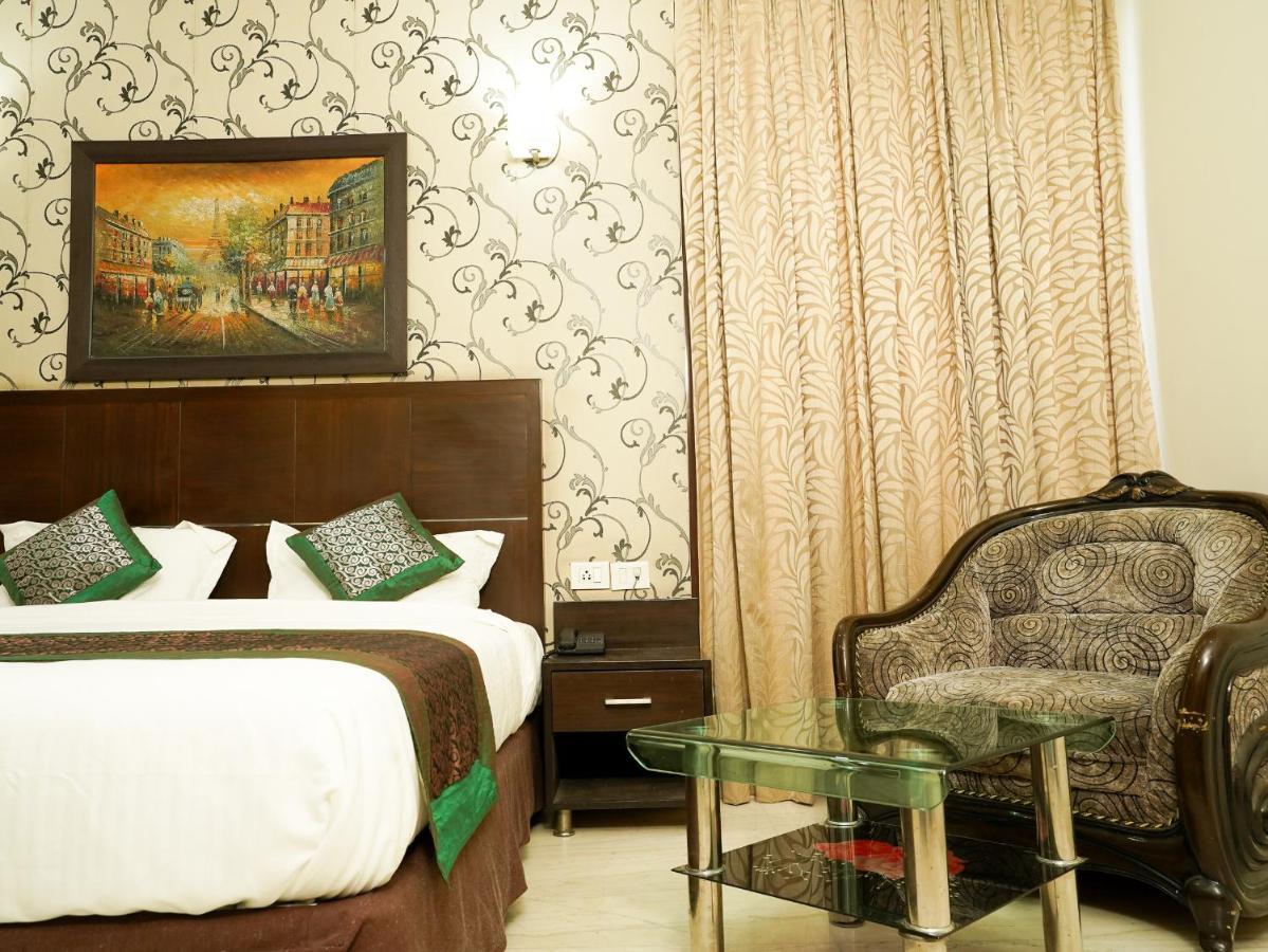 Lime Tree Hotel Sushant Lok Gurgaon Sector 29 Next To Iffco Chowk Metro Exterior foto
