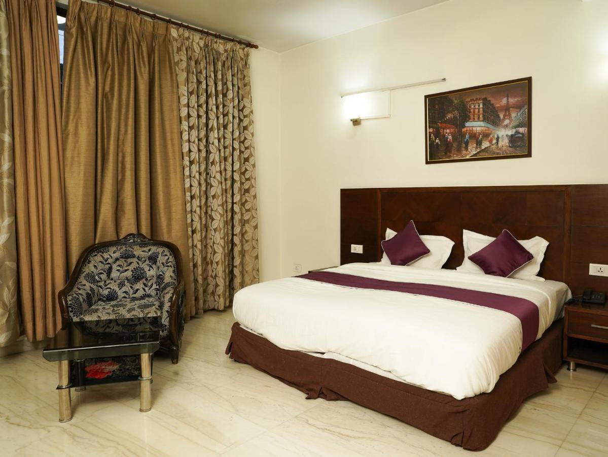 Lime Tree Hotel Sushant Lok Gurgaon Sector 29 Next To Iffco Chowk Metro Exterior foto