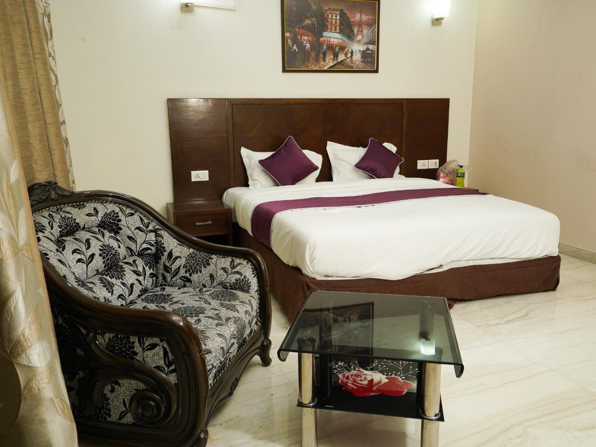 Lime Tree Hotel Sushant Lok Gurgaon Sector 29 Next To Iffco Chowk Metro Exterior foto