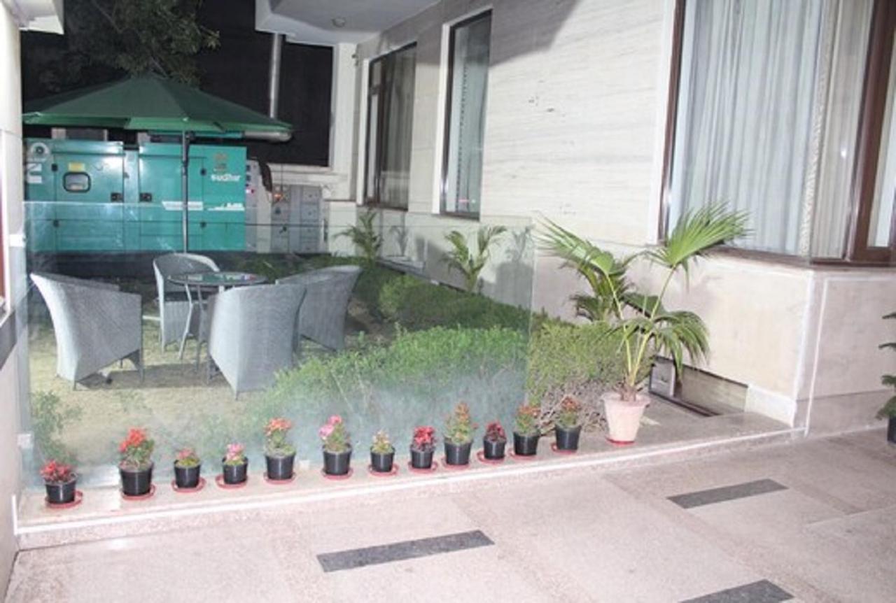 Lime Tree Hotel Sushant Lok Gurgaon Sector 29 Next To Iffco Chowk Metro Exterior foto