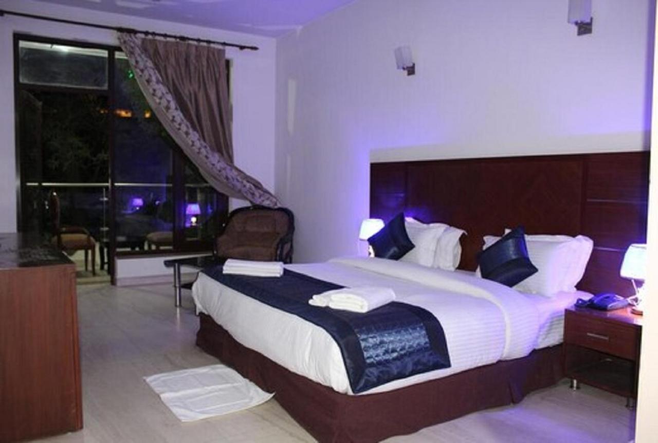Lime Tree Hotel Sushant Lok Gurgaon Sector 29 Next To Iffco Chowk Metro Exterior foto