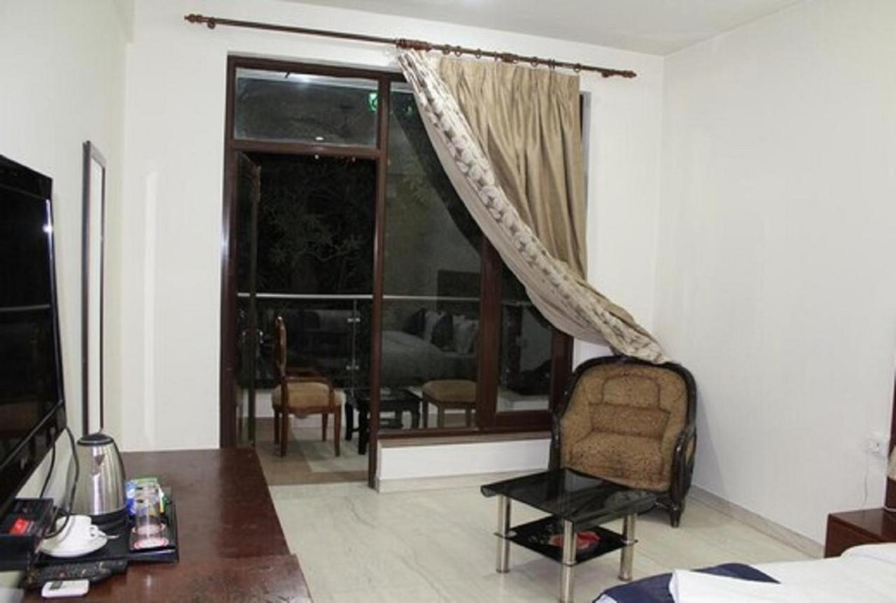 Lime Tree Hotel Sushant Lok Gurgaon Sector 29 Next To Iffco Chowk Metro Exterior foto