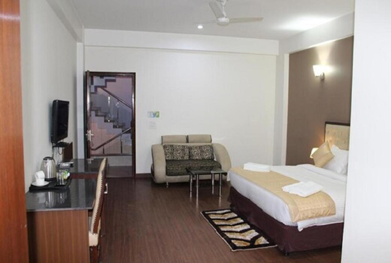 Lime Tree Hotel Sushant Lok Gurgaon Sector 29 Next To Iffco Chowk Metro Exterior foto