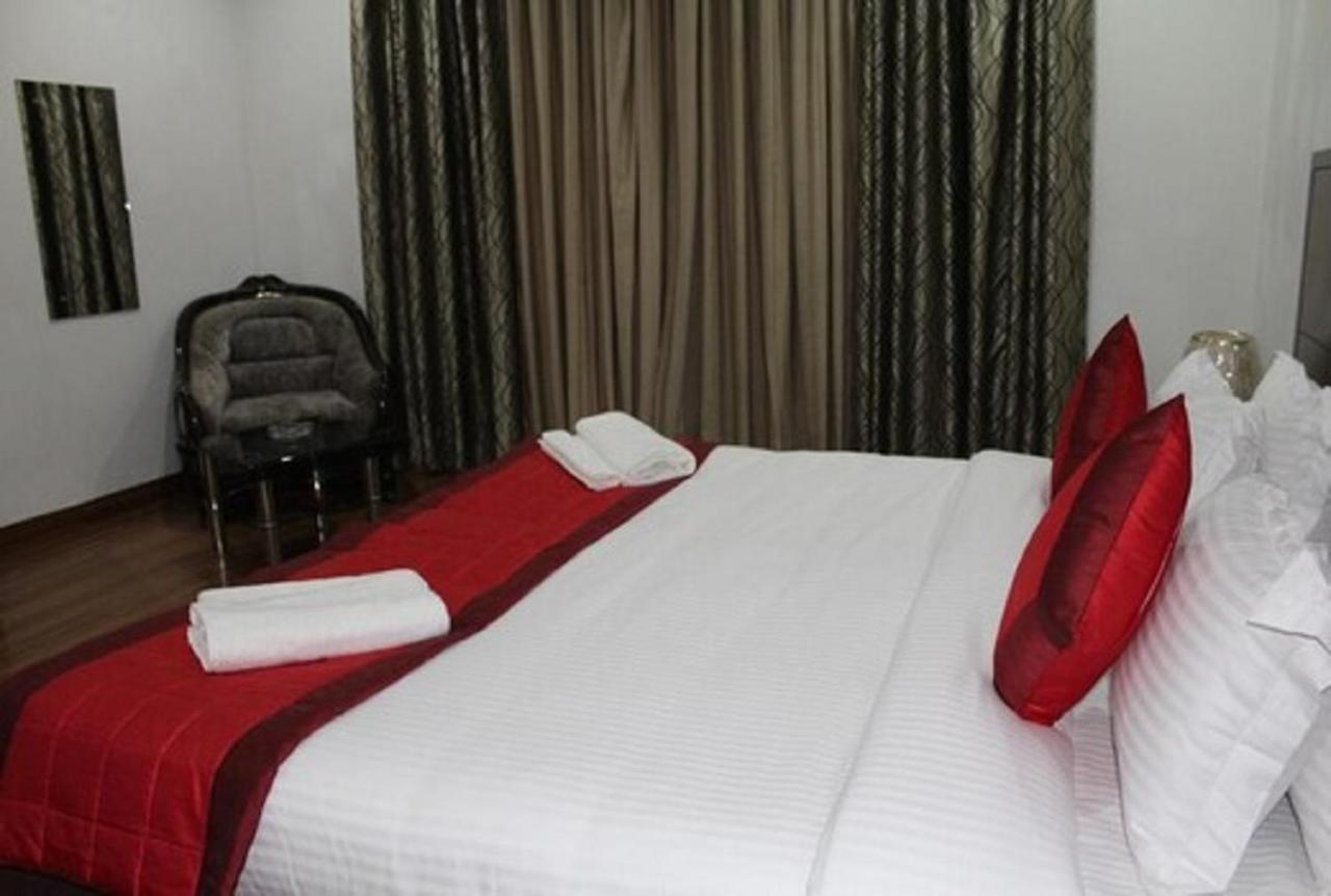 Lime Tree Hotel Sushant Lok Gurgaon Sector 29 Next To Iffco Chowk Metro Exterior foto