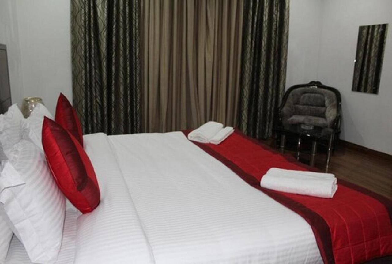 Lime Tree Hotel Sushant Lok Gurgaon Sector 29 Next To Iffco Chowk Metro Exterior foto