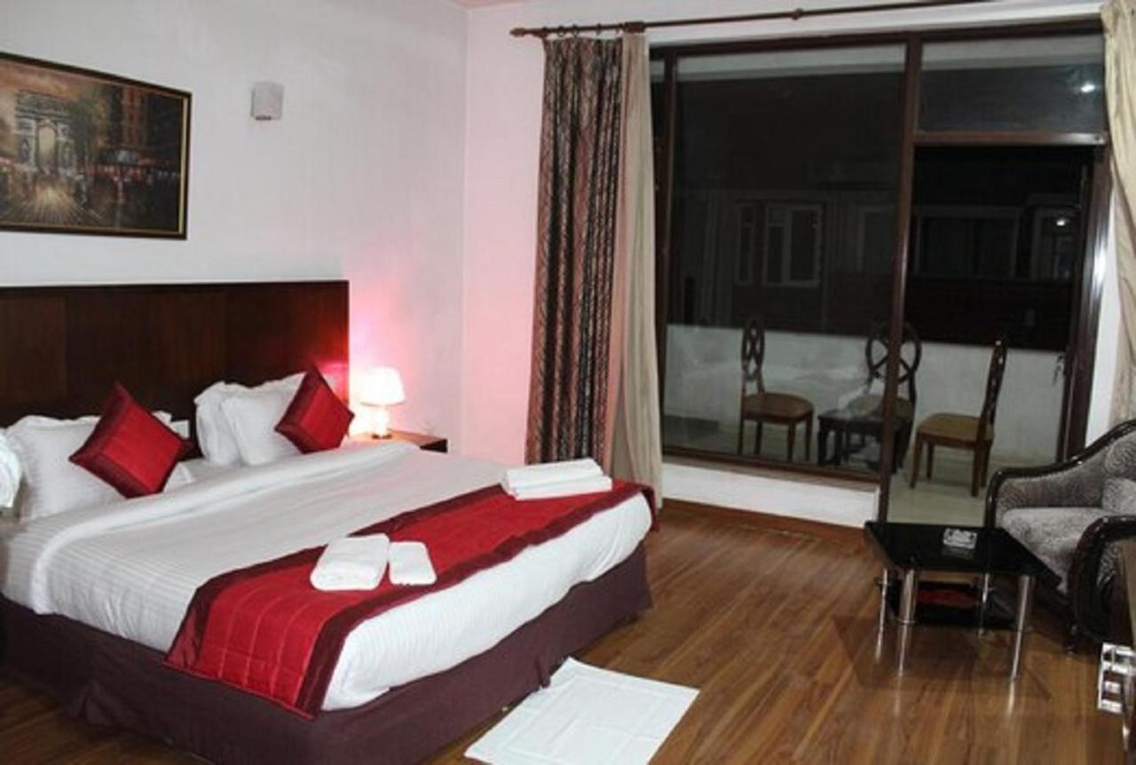 Lime Tree Hotel Sushant Lok Gurgaon Sector 29 Next To Iffco Chowk Metro Exterior foto